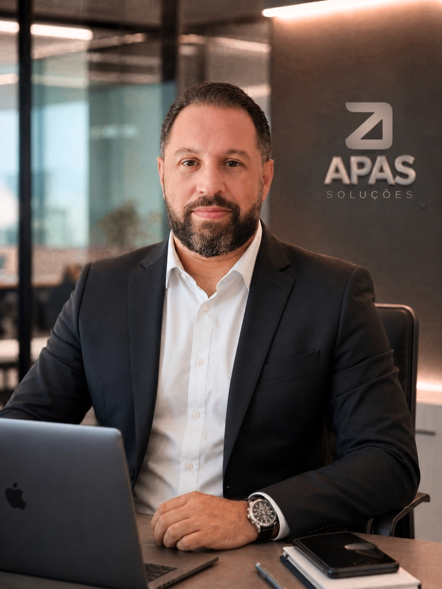 Anselmo Araujo, consultor e fundador da APAS Soluções, em seu escritório